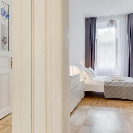 Historic Center - Stylish Family With Balcony Next To River דירה *