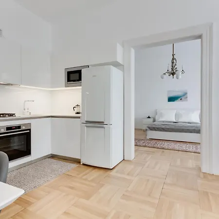 Historic Center - Stylish Family With Balcony Next To River *