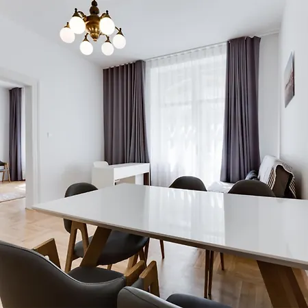 Historic Center - Stylish Family With Balcony Next To River דירה