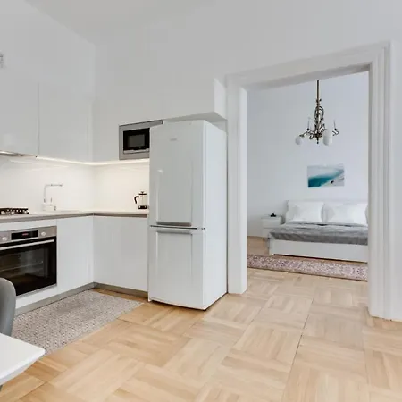 Historic Center - Stylish Family With Balcony Next To River Lägenhet