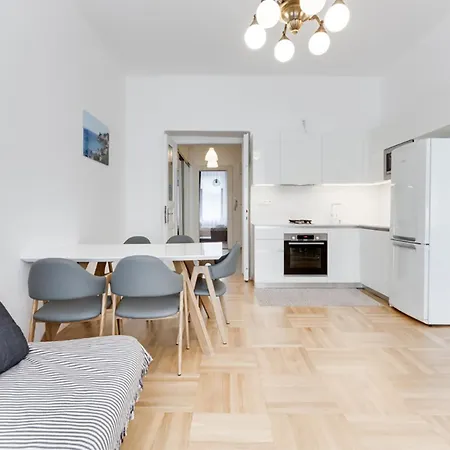 Historic Center - Stylish Family With Balcony Next To River *