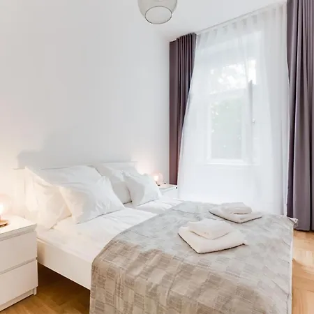 Historic Center - Stylish Family With Balcony Next To River * Prag