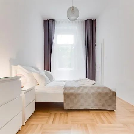 Historic Center - Stylish Family With Balcony Next To River * Prag